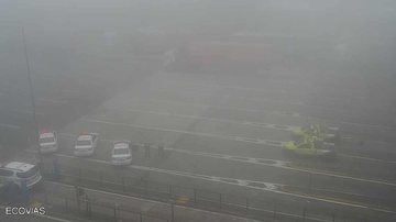 Neblina toma conta do pedágio da via Anchieta, no km 31 - Ecovias