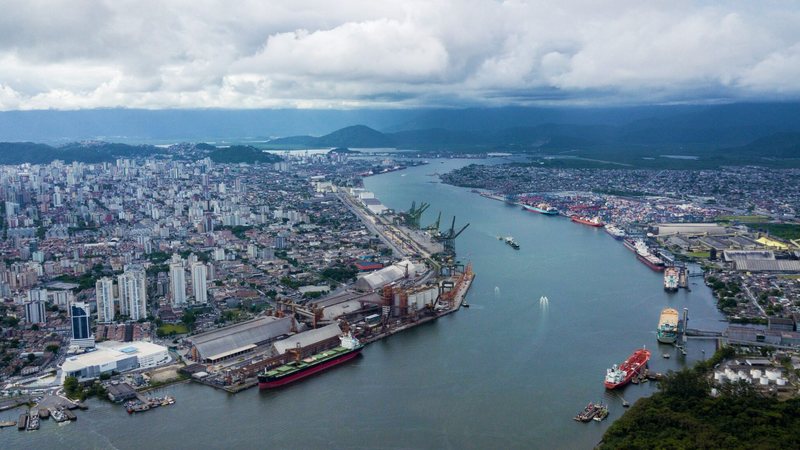 Vista aérea do maior complexo portuário do Brasil - Porto de Santos