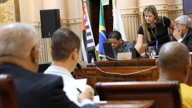 Vereadores apreciam projetos durante a sessão de ontem - Câmara Municipal de Santos