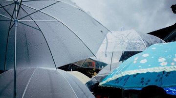 O guarda-chuva vai fazer hora extra nesta quarta-feira (6) no litoral paulista - Imagem ilustrativa/Freepik