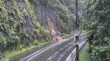 Rodovia também registrou deslizamento de pedras no km 80 - Divulgação/Concessionária Tamoios