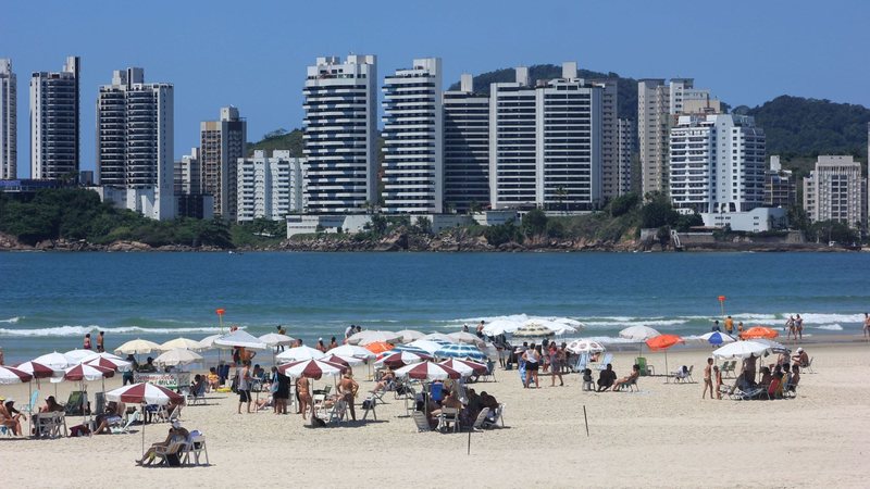 Praia das Pitangueiras, no Guarujá; fim de semana de Páscoa será entre os dias 29 e 31 de março - Arquivo CN / Pedro Rezende