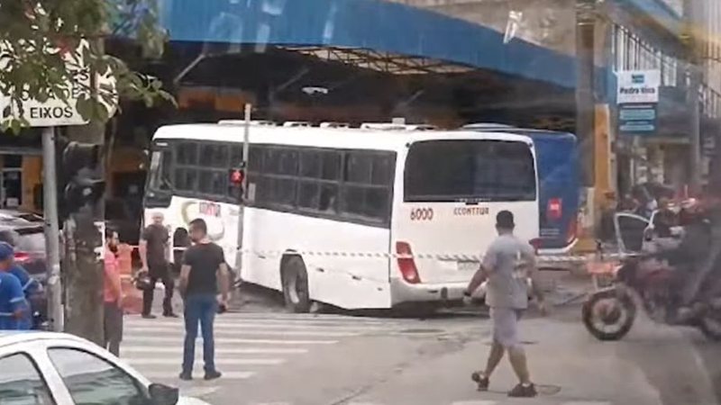 Acidente em cruzamento da Vila Mathias deixa 11 feridos em Santos
