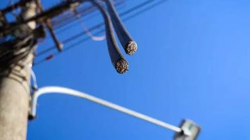 Cortar fios e cabos elétricos é considerado furto qualificado, delito previsto no Código Penal - Foto: Henrique Kawaminami