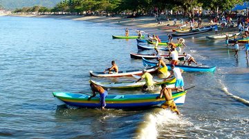 Corrida de Canoas atrai moradores e turistas durante a Festa de São Pedro Pescador, em Ubatuba - Reprodução/PMU