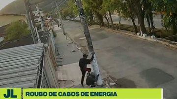 Criminosos roubando cabos de energia em Guarujá