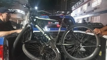 Em ambos os casos, autores dos delitos tentaram arrombar cadeados das bicicletas - Divulgação/Prefeitura de Santos