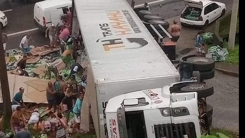 Caminhão tomba e carga de refrigerantes é saqueada em Cubatão