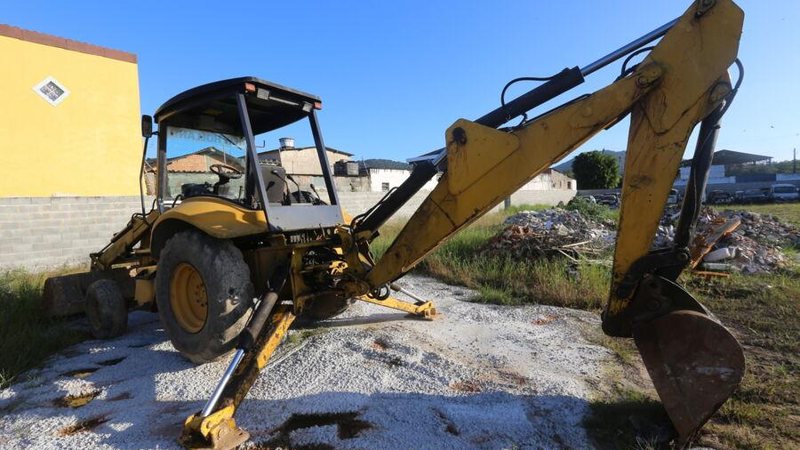 Força Tarefa de Guarujá flagra homem desmatando área ambiental para invadir