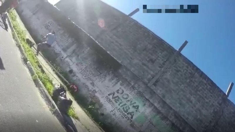 Homem é preso por furtar placa de trânsito para 'dar grau' com skate em Praia Grande - Divulgação