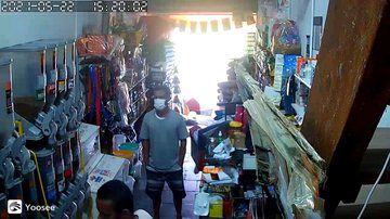 Câmeras flagram furto de celular em petshop de Mongaguá - Reprodução/Facebook