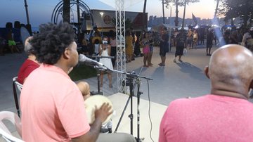Iniciativa incentiva artistas de Guarujá Muita música boa na orla da praia de  Pitangueiras, no Guarujá, neste fim de semana Grupo musical se apresenta na orla da praia de Pitangueiras, em Guarujá - Prefeitura de Guarujá