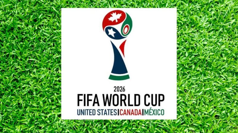 Pela primeira vez, três países vão receber a Copa do Mundo simultaneamente Copa do Mundo de 2026 pode chegar a ter até 104 jogos Fundo de grama com logomarca da Copa do Mundo 2026 - Divulgação