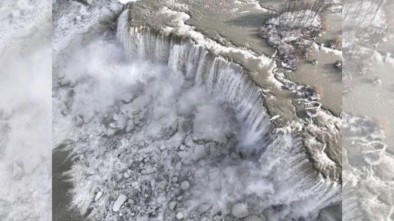 Vídeos que circulam pelas redes sociais mostram as famosas cataratas cobertas de gelo Impressionante: Frio extremo nos EUA congela parte das Cataratas do Niágara | VÍDEO Cataratas do Niágara congeladas - Reprodução/Redes Sociais