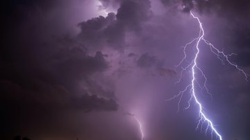 Segundo a Defesa Civil, as chuvas devem ser intensas e contínuas, acompanhadas por descargas elétricas, fortes rajadas de vento e granizo Defesa Civil alerta para chuvas intensas no Litoral Norte de SP Raio em céu noturno - Imagem ilustrativa/Pexels