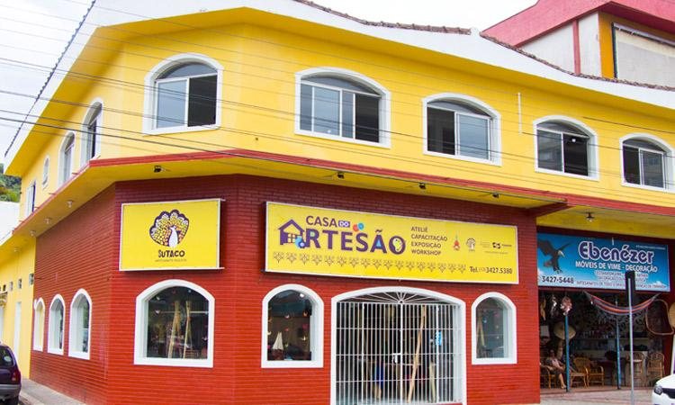 Casa do Artesão, em Itanhaém Itanhaém abre quase 100 vagas em cursos gratuitos de artesanato Casa de artesanato de tijolinhos vermelhos com piso superior amarelo - Imagem: Divulgação / Prefeitura de Itanhaém