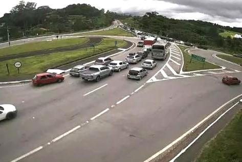 Km 63 da rodovia Mogi-Bertioga Mogi-Bertioga já está com faixas liberadas após acidente - DER-SP