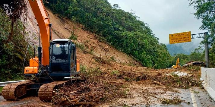 Queda de barragem interditou rodovia que liga o litoral a Grande SP na última terça (1°) Rodovia Mogi-Bertioga interditada - Divulgação DER