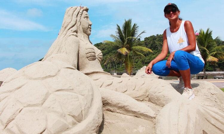 Aulas são ministrada pela artista plástica Renata Louzada Itanhaém promove oficina de esculturas de areia até domingo (29) Artista Renata Louzada junto de uma escultura em areia de mulher - Prefeitura de Itanhaém