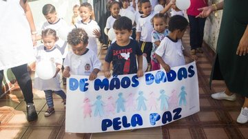 Imagem Creche promove caminhada comovente pela paz em São Vicente