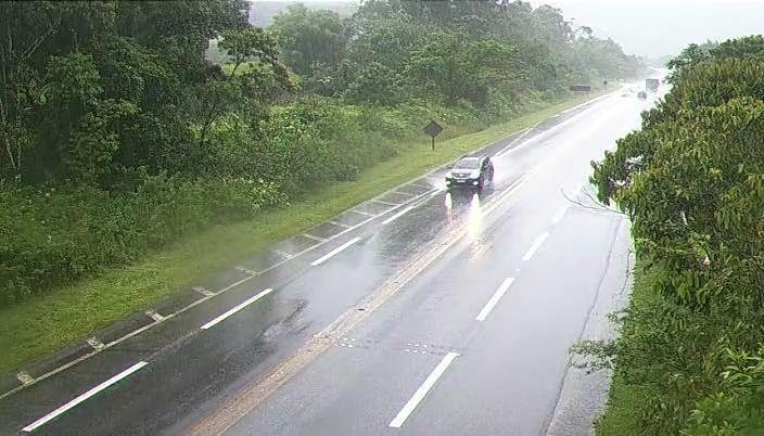 Km 246 da rodovia Rio-Santos Confira a situação da rodovia Rio-Santos nesta manhã de terça-feira (28) Km 246 da rodovia Rio-Santos com chuva - DER-SP
