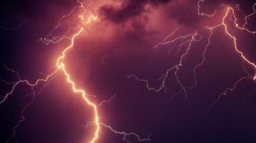 De acordo com a Defesa Civil, há a possibilidade de descargas elétricas Defesa Civil estadual alerta para chuvas fortes em todo o litoral paulista Relâmpagos em céu noturno - Pexels