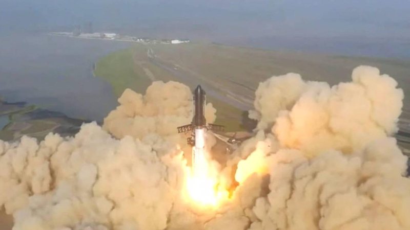 Deu chabu: parecia até que o foguete do Elon Musk ia subir, mas acabou explodindo Foguete de Elon Musk explode minutos após lançamento; veja o vídeo Starship no momento do lançamento, antes de explodir - Divulgação/SpaceX/Handout via Reuters
