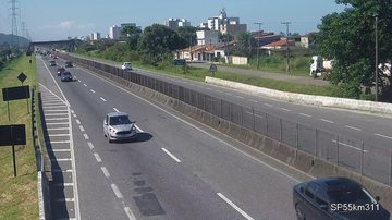 Km 311 na altura de Mongaguá Trânsito é intenso na Padre Manoel da Nóbrega Rodovia com trânsito intenso - Imagem: DER-SP