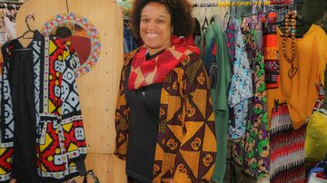 Camilla é proprietária da Loja Chinua desde 2014 e comercializa roupas e acessórios confeccionados com produtos africanos - Reprodução/Prefeitura de Guarujá