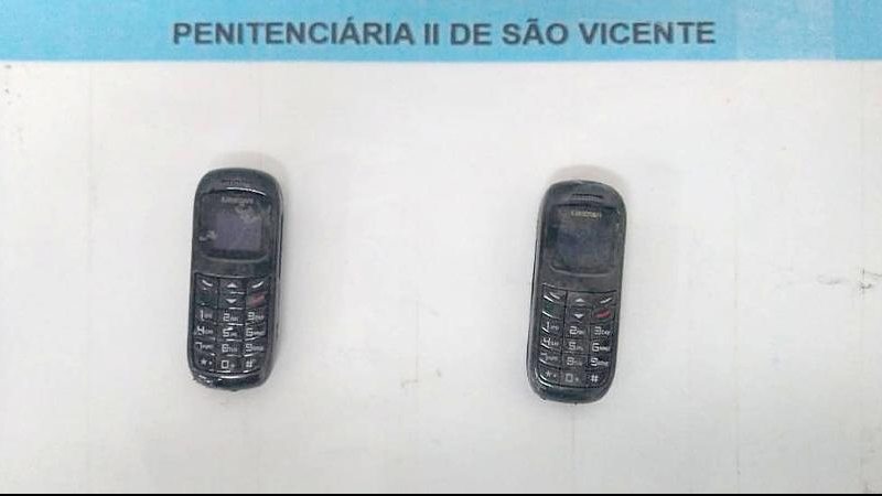 Micro celulares foram apreendidos com irmã de preso em São Vicente Celular no presidio - Divulgação SAP