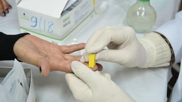 Testes serão gratuitos e fazem parte de uma série de ações desenvolvidas pela Administração Municipal Teste de sífilis Teste de sífilis tirando sangue do dedo - PMB