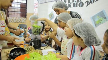 Alunos do 1º C, da escola municipal Hilda Ribeiro, uniram-se para  preparar um suco verde - JCN