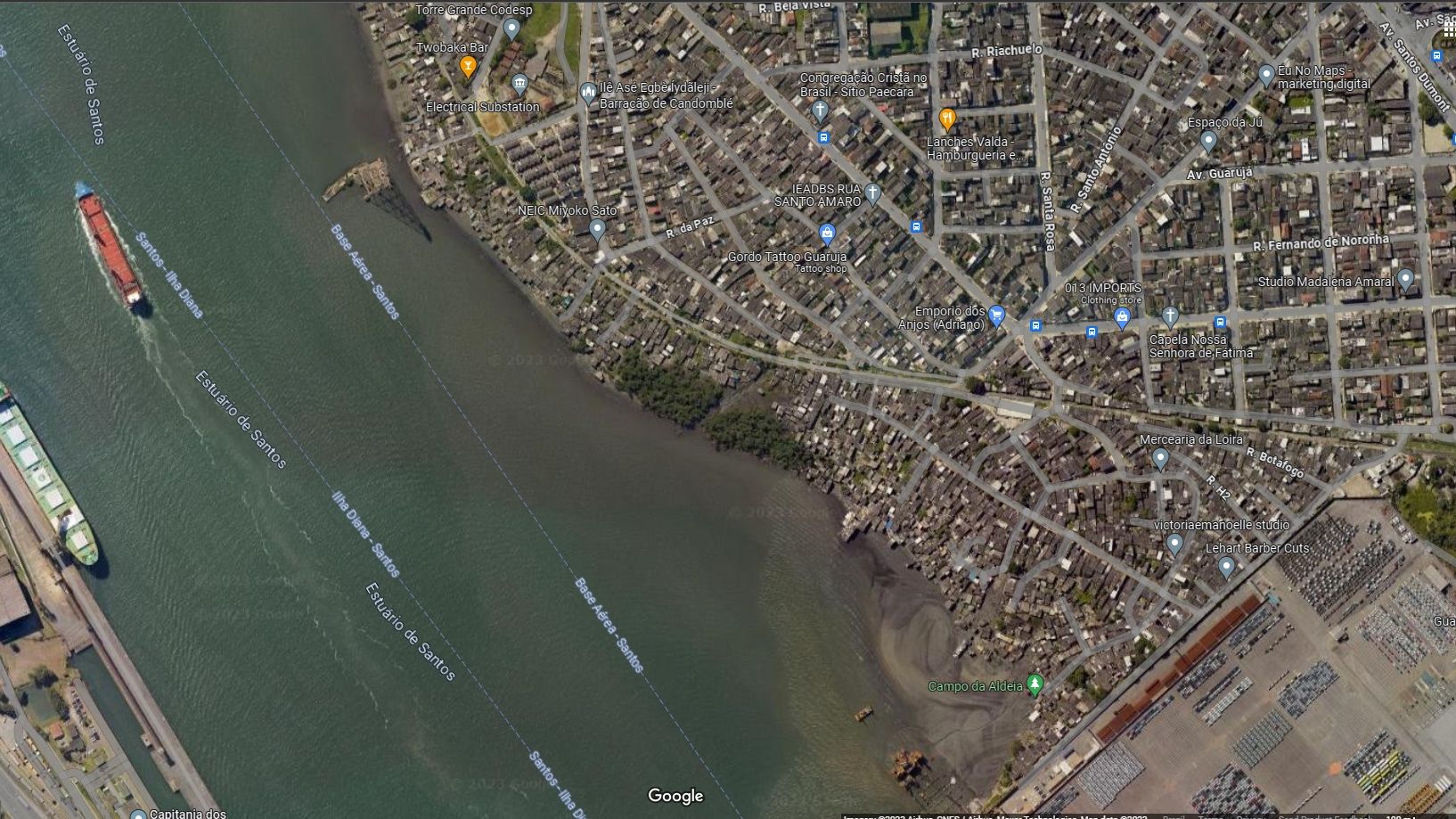 Imagem de satélite de canal aquático e favela