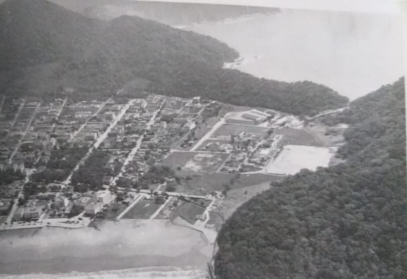 Imagem aérea do Canto do Forte em 1979