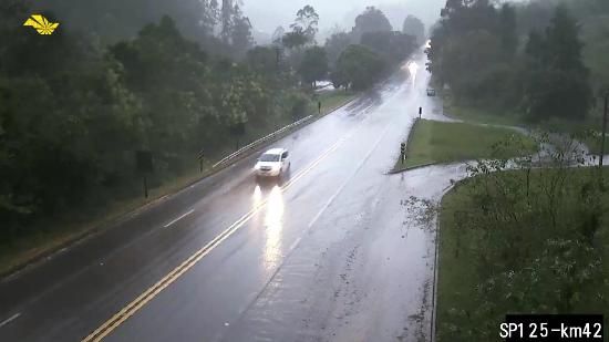 Chuva na Rodovia Oswaldo Cruz na altura do km 42, em São Luiz do Paraitinga.