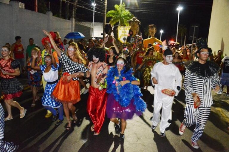 Corso anima foliões na sexta de Carnaval