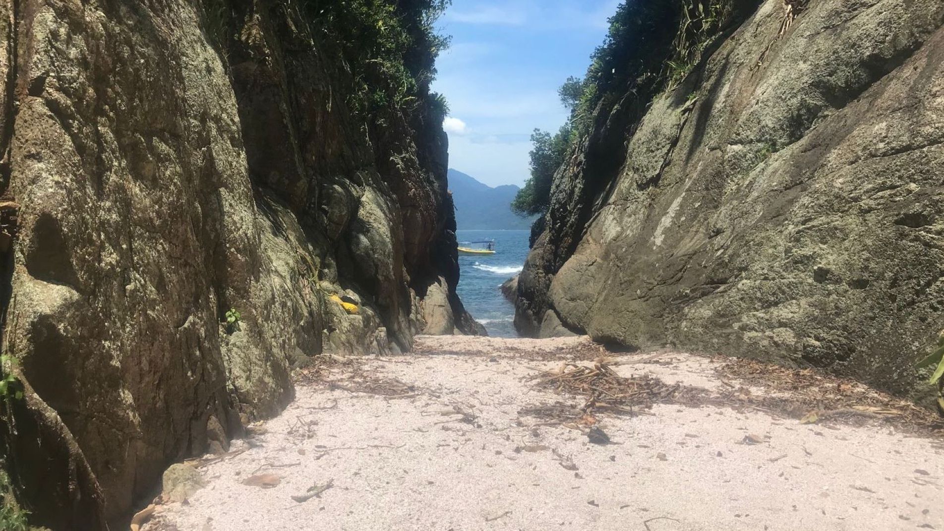 praia entre duas rochas