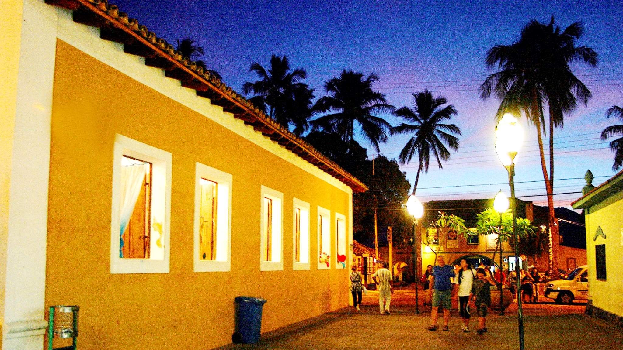 Prédio da Fundaci e Rua do Meio, na Vila, em Ilhabela - Reginaldo Pupo