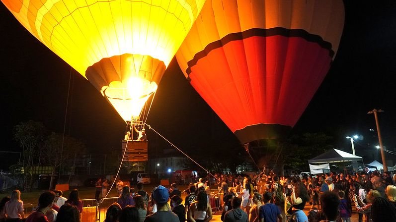 Balões sobem 30 metros de altura, ancorados em pedras - Divulgação/Prefeitura de Guarujá