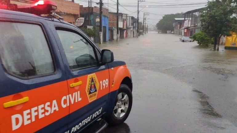 Defesa Civil em atendimento à população após fortes chuvas - Prefeitura Ubatuba