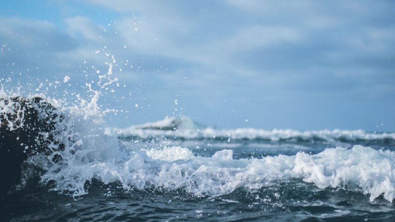 Durante o período do alerta, não é recomendado que as pessoas permaneçam no mar e nas orlas da praia - Imagem ilustrativa/Canva