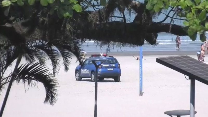 Agentes detiveram menores infratores na faixa de areia - Divulgação PMS