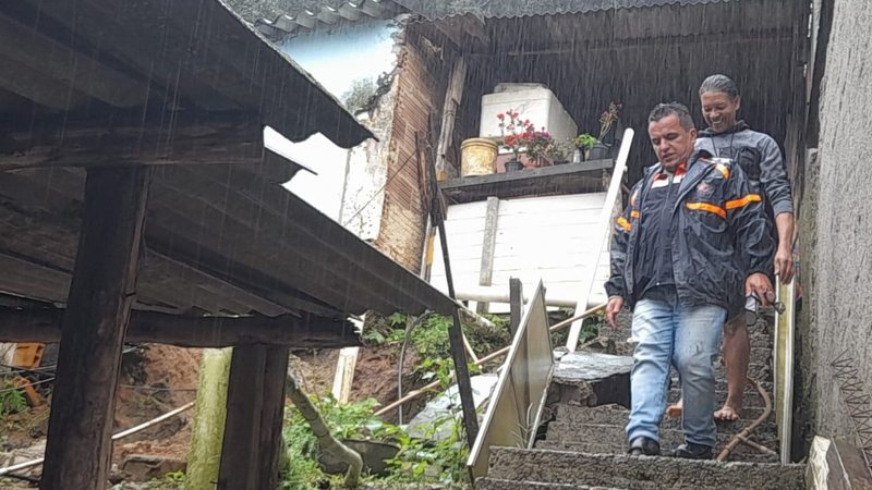 Defesa Civil está monitorando casas em áreas de risco de movimentação de massa, após fortes chuvas do final de semana. - Prefeitura Caraguatatuba