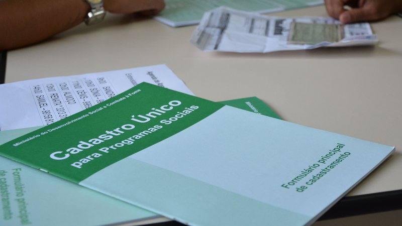 Para se cadastrar ou atualizar, é necessário que o responsável familiar leve documentos de todos que moram na residência - Divulgação/Prefeitura de Bertioga