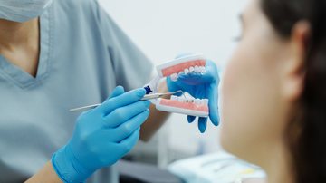 Dentista mostrando molde dental - Pexels