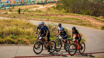 Ciclistas durante Clínica Técnica desta quinta (24) na arena da CIMTB - Alemão Silva