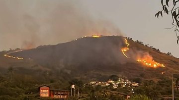 Morro do Cantagalo em Ilhabela foi atingido por incêndio por volta de 16h30 da segunda-feira (21) - Paulo Rodrigues/ Defesa Civil