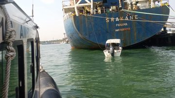 Imagem PM Ambiental flagra trio roubando navio abandonado em Guarujá (SP)