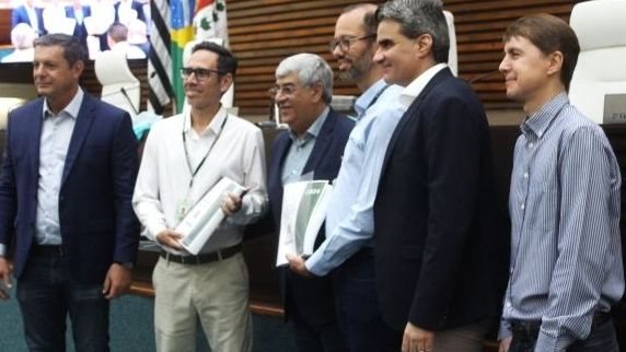 Prefeito Rogério durante a entrega do projeto - Câmara Municipal de Santos
