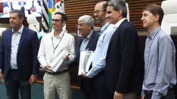 Prefeito Rogério durante a entrega do projeto - Câmara Municipal de Santos